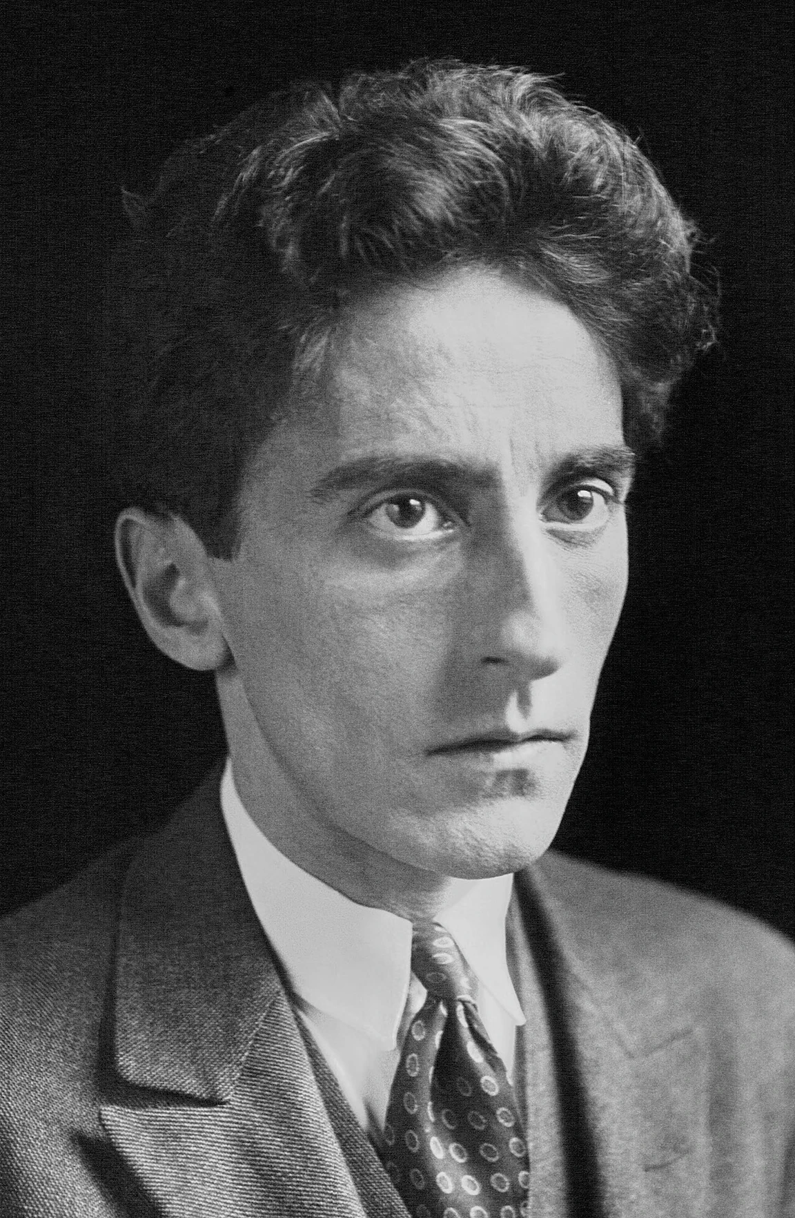 1923년에 찍은 시인이자 영화감독 Jean Cocteau 의 흑백 사진
