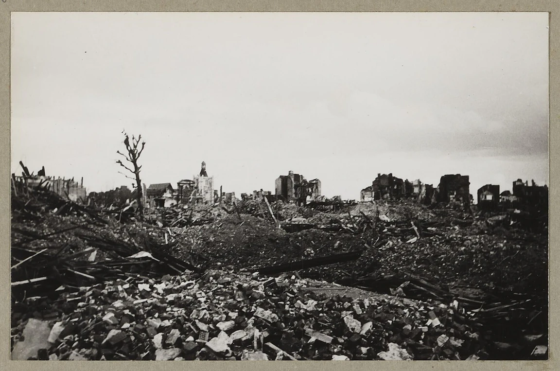 1944년 폭격으로 무너진 건물 잔해가 끝없이 펼쳐진 가운데 멀리 Notre-Dame 성당 탑이 남아 있는 Le Havre 의 흑백 사진
