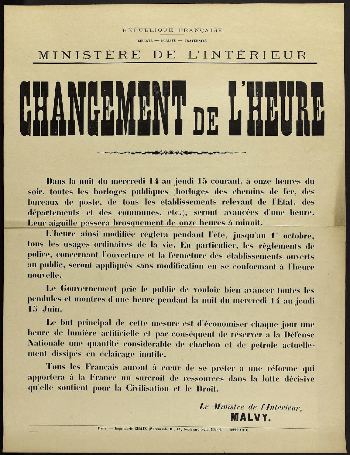 CHANGEMENT DE L'HEURE 라는 큰 제목 아래, 6월 14일 밤 11시에 모든 공공 시계를 자정으로 앞당긴다는 안내문이 빽빽하게 적힌 1916년 내무부 벽보