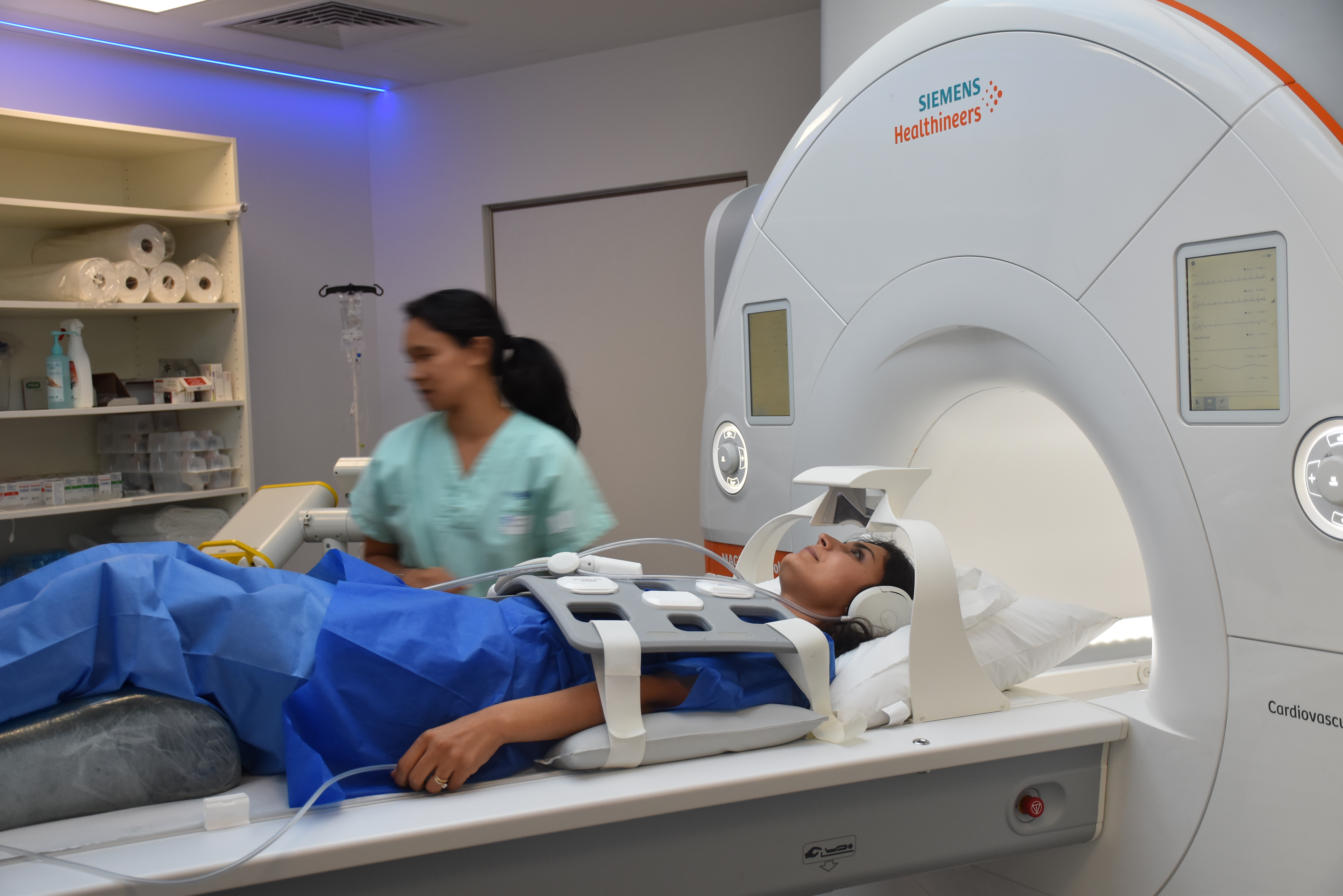Femme sur une plateforme IRM avec une médecin à côté