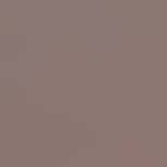 2 miembros de Électriciens sans frontières de espaldas, durante el terremoto de Marruecos. El de la izquierda sostiene un panel solar