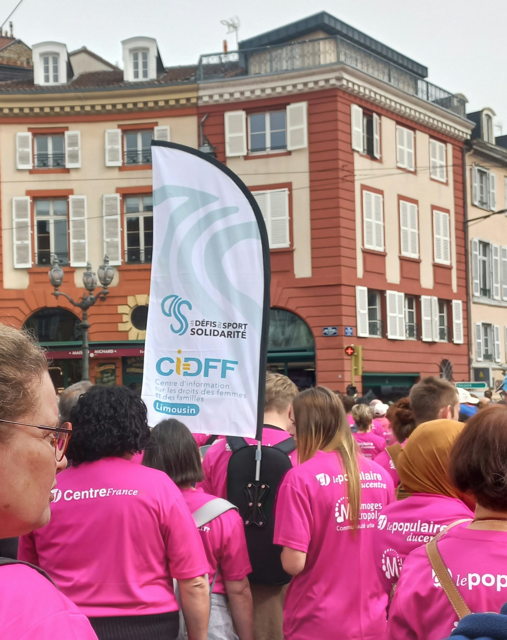 Un grupo de mujeres con camisetas rosas marchan