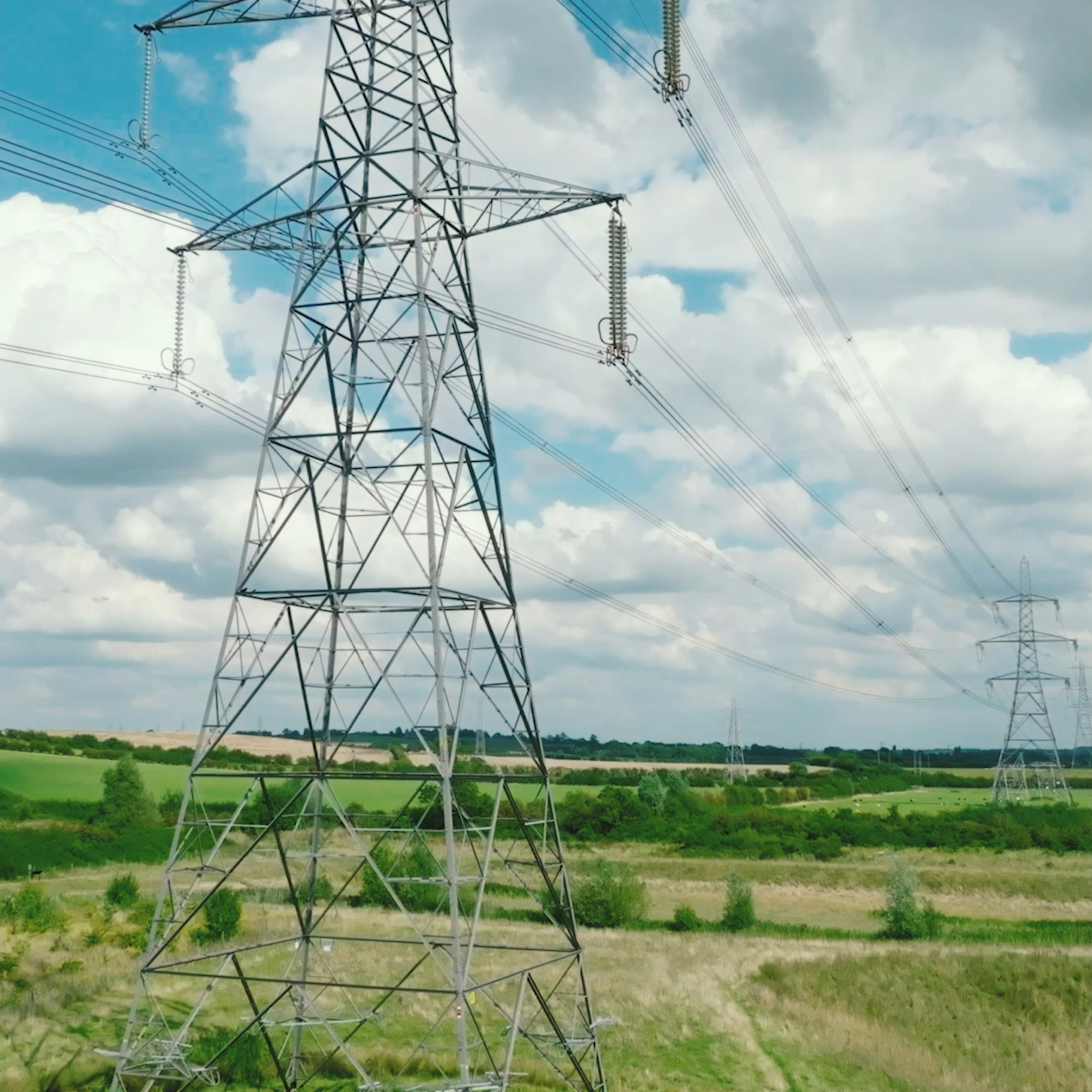 Pylône de transmission dans un champ