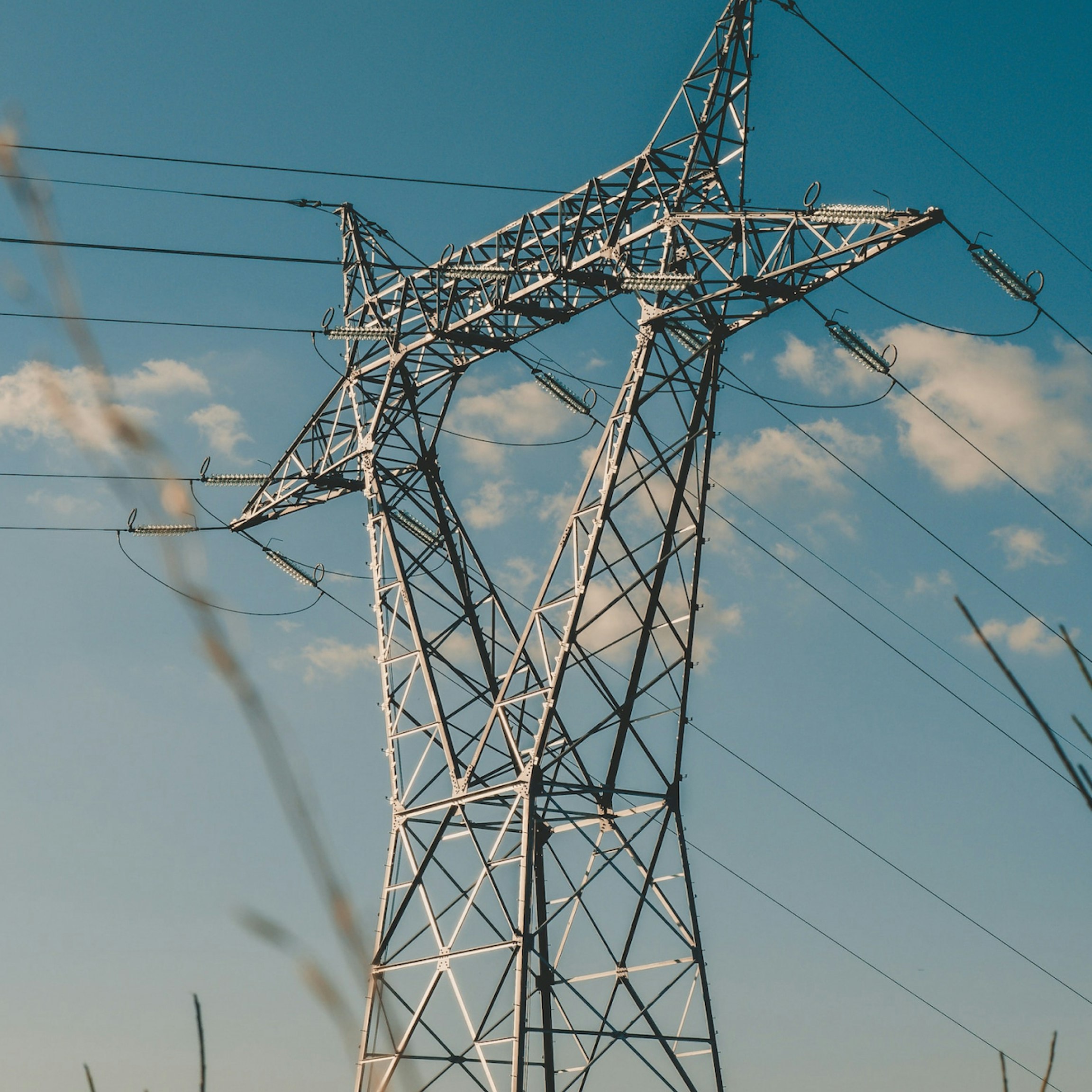 Torre de transmisión frente al cielo con algunas nubes