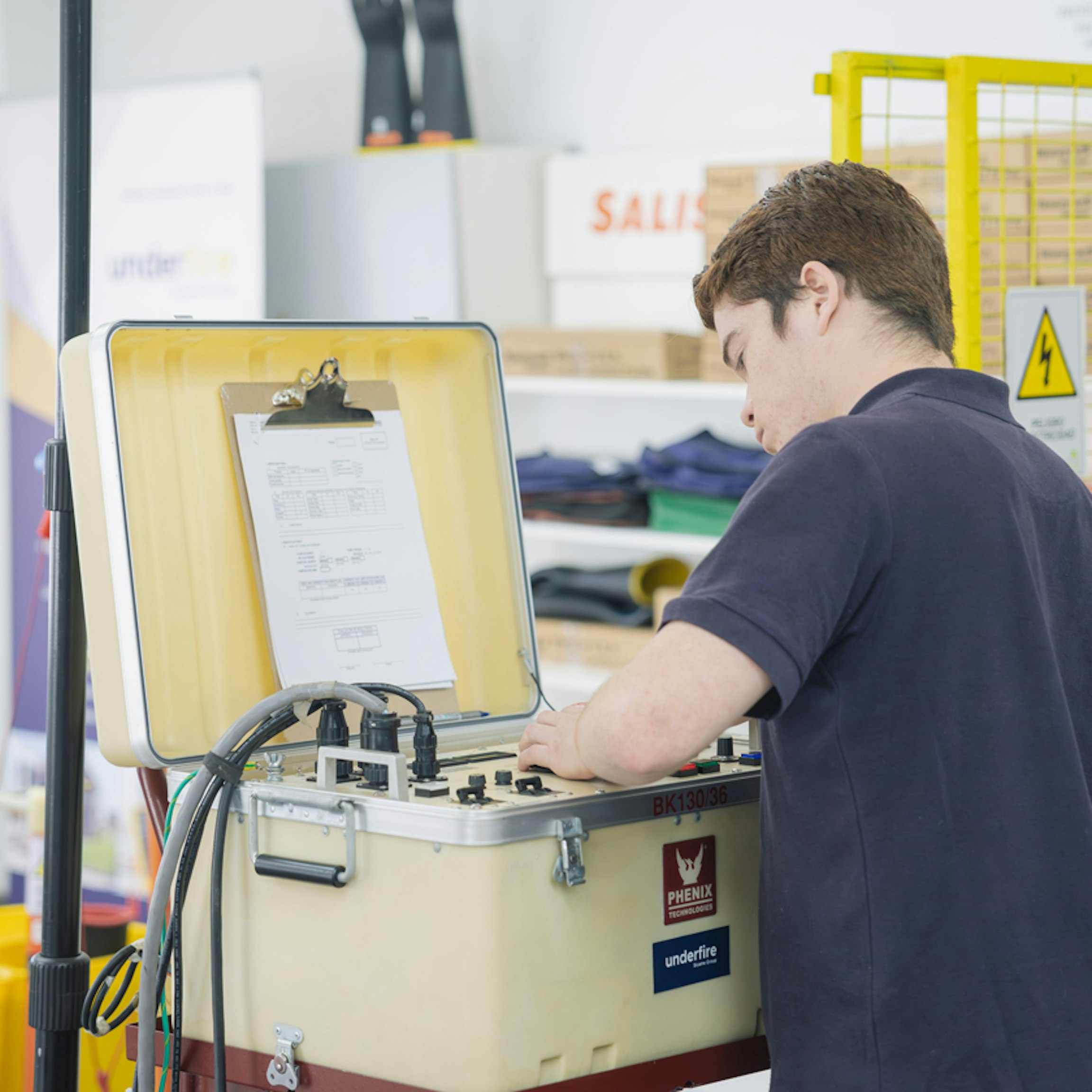 Technicien avec une malette servant à faire des tests de SAV sur des appareils