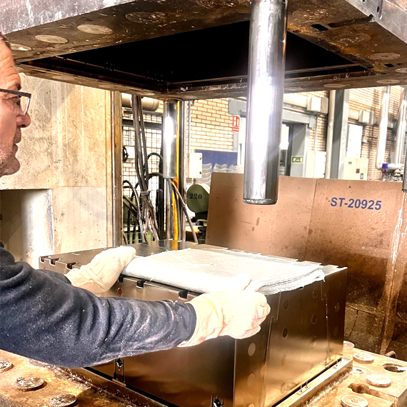 Plastic compression machine