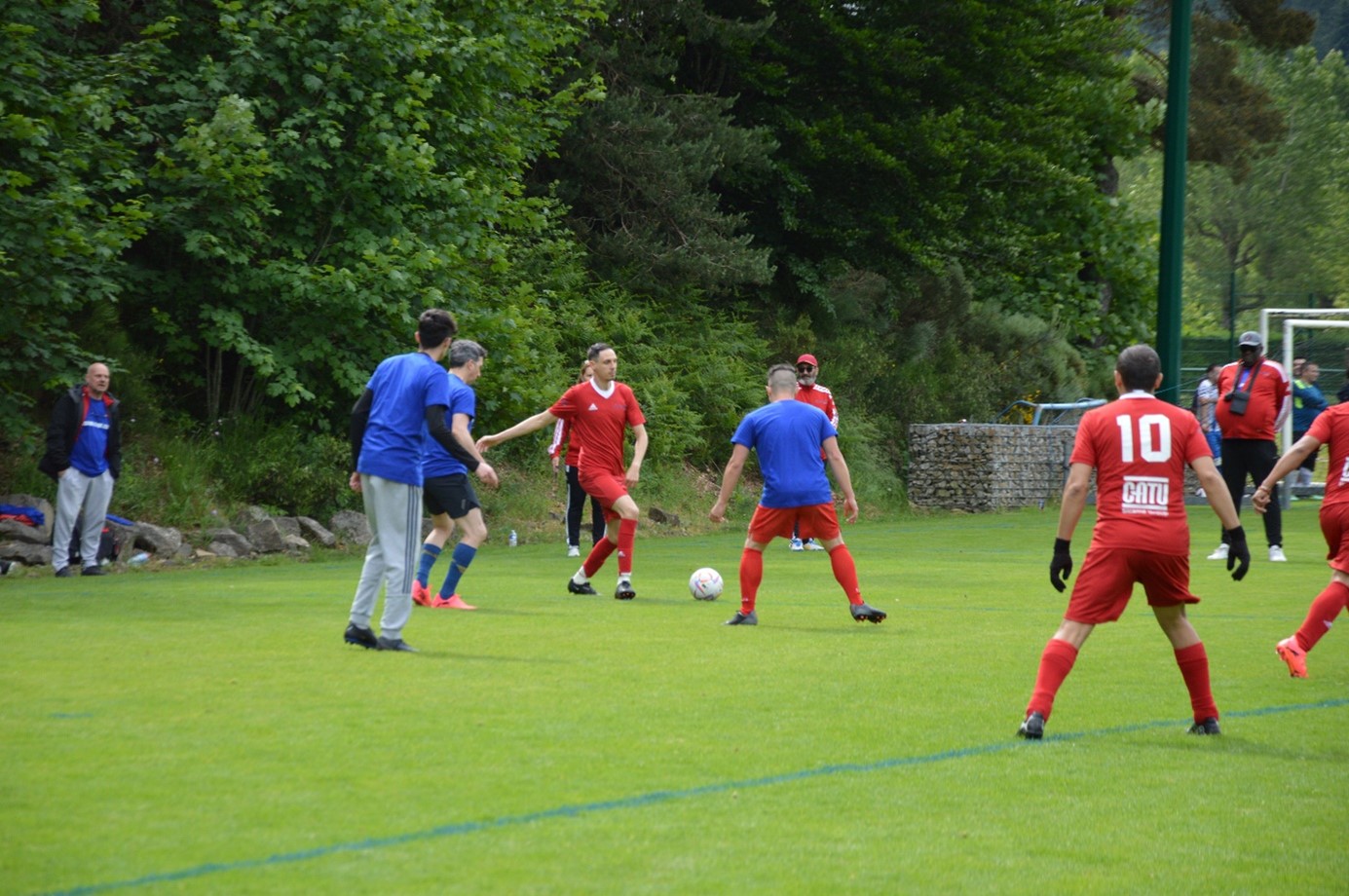 dos equipos jugando al fútbol
