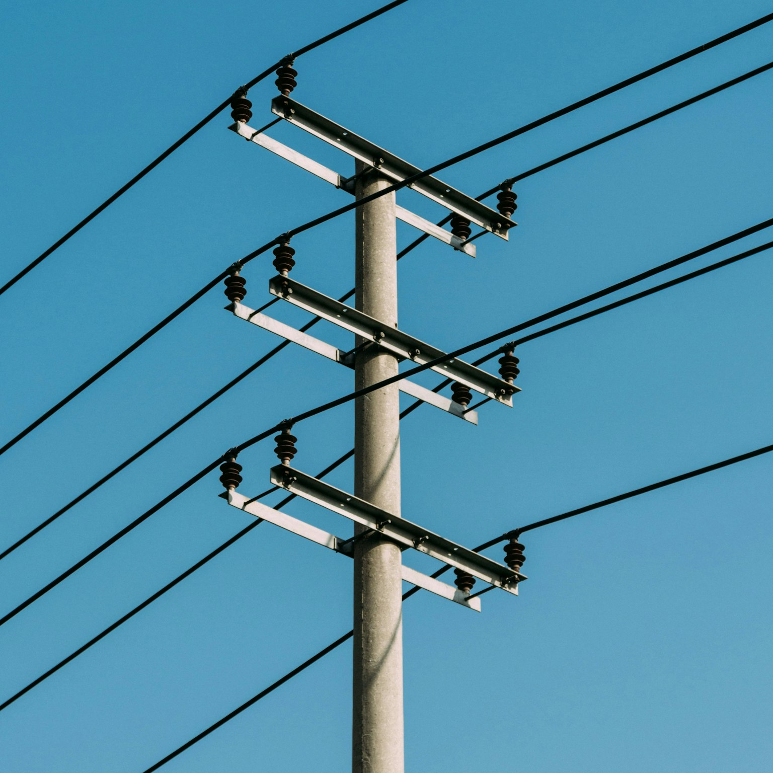 Poste de distribución eléctrica frente a un cielo azul