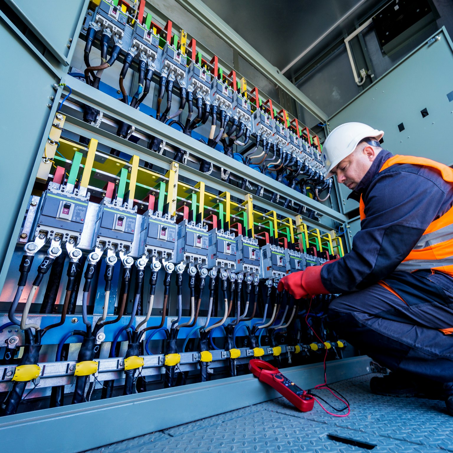 Technicien intervenant sur un coffret électrique