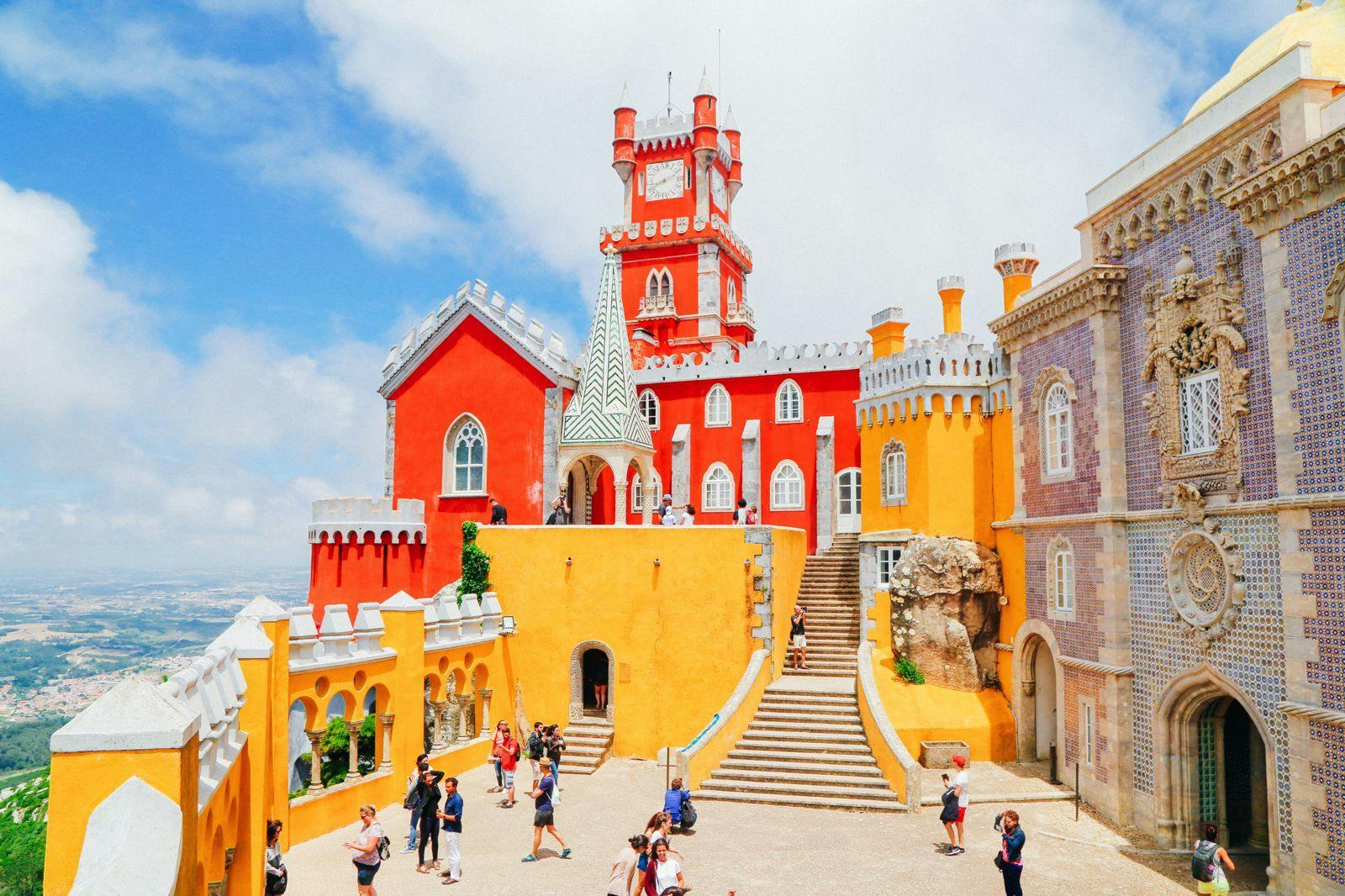 O colorido Castelo de Sintra durante o festival anual de Sintra.