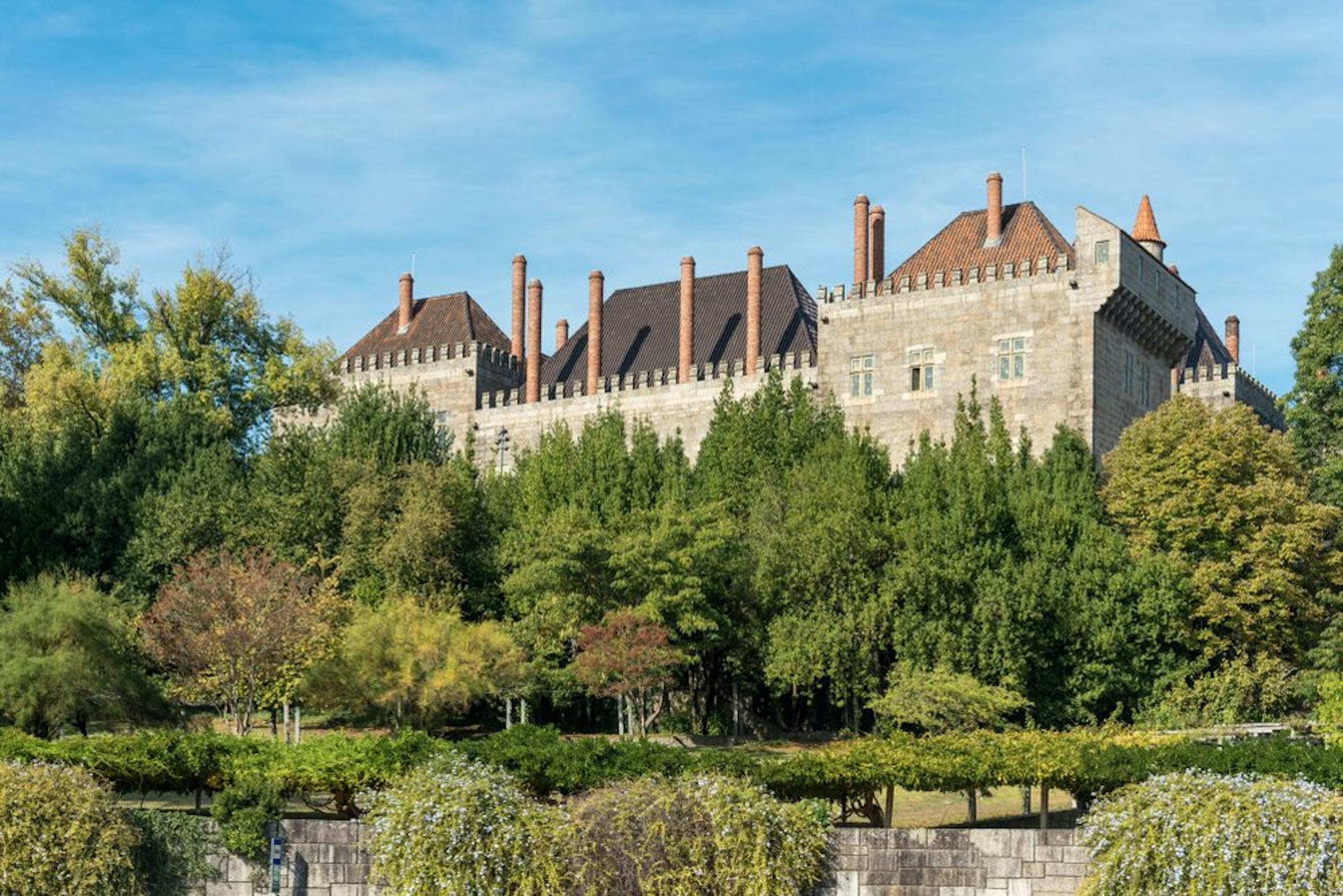 Centro histórico UNESCO de Guimarães y una casa antigua a lo largo de la rua Santa.