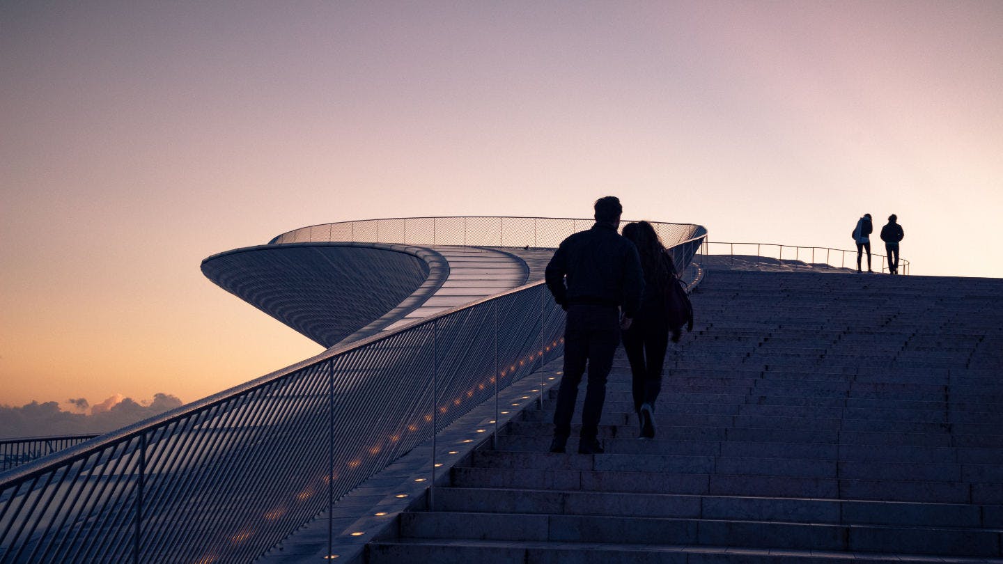 Pareja viendo uno de los mejores atardeceres en Lisboa en el museo MAAT.
