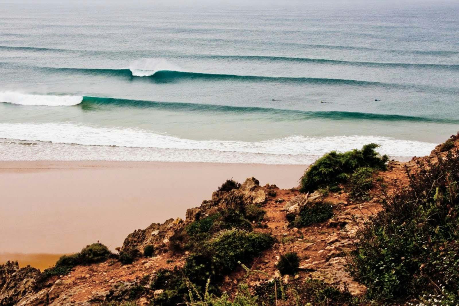 Des vagues idéales pour les débutants à la plage de Tonel.