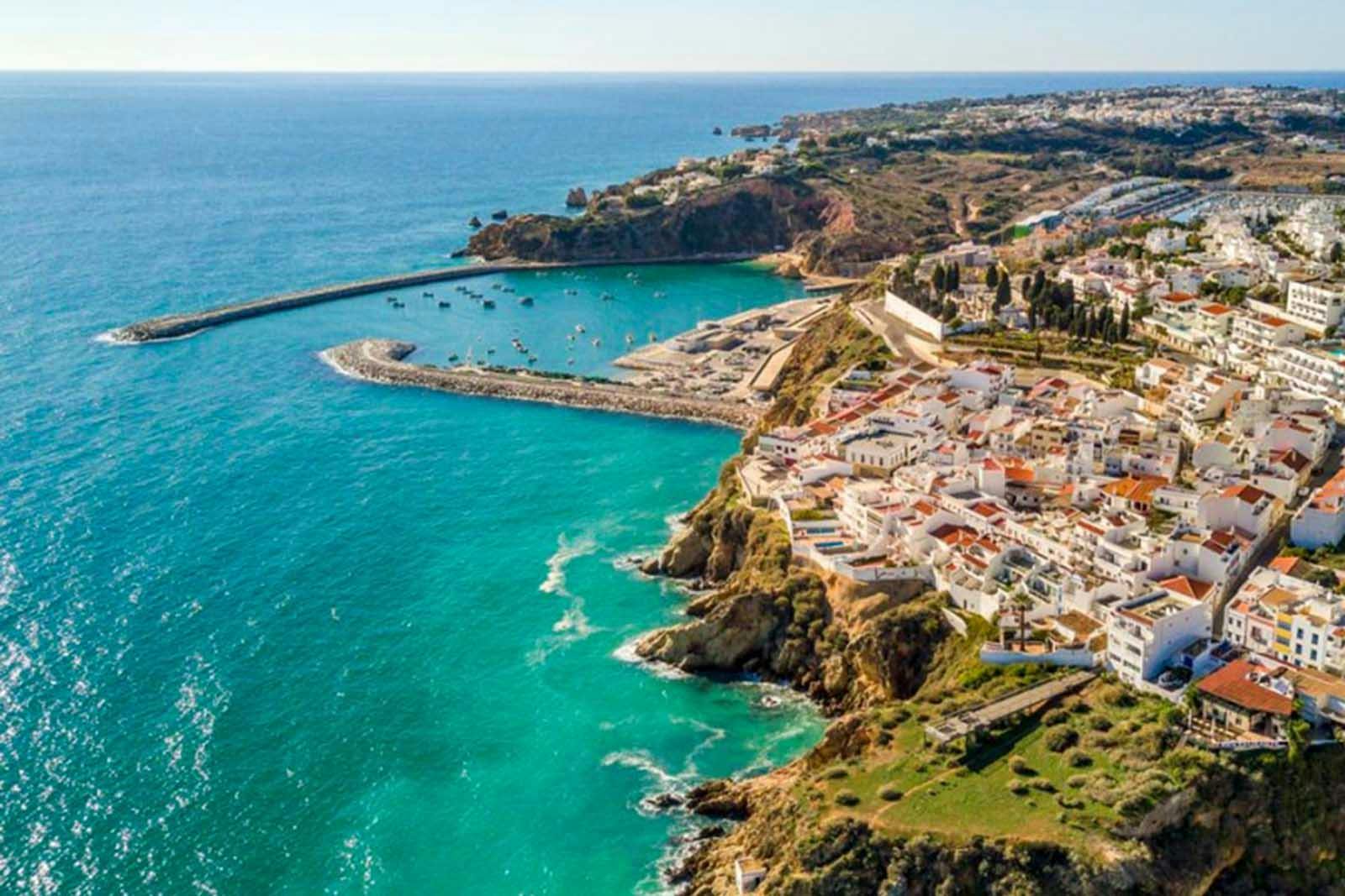 Lagos no Algarve é uma das melhores cidades para visitar em Portugal.