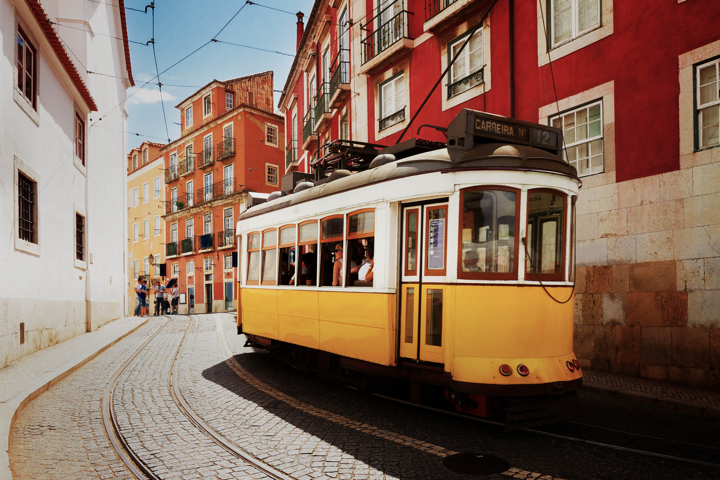 A conduzir uma autocaravana alugada pelas ruas de Lisboa mesmo através um icónico eléctrico amarelo.