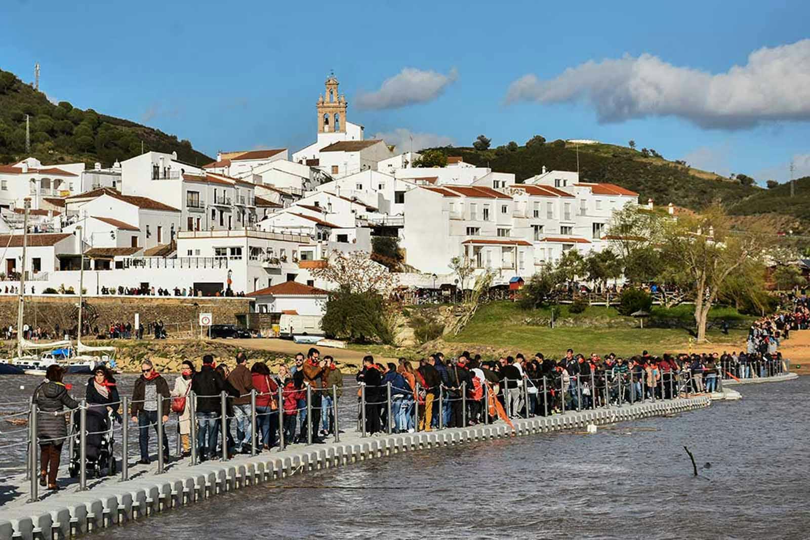 Besucher des Contrabando Fests überqueren den Guadiana-Fluss.
