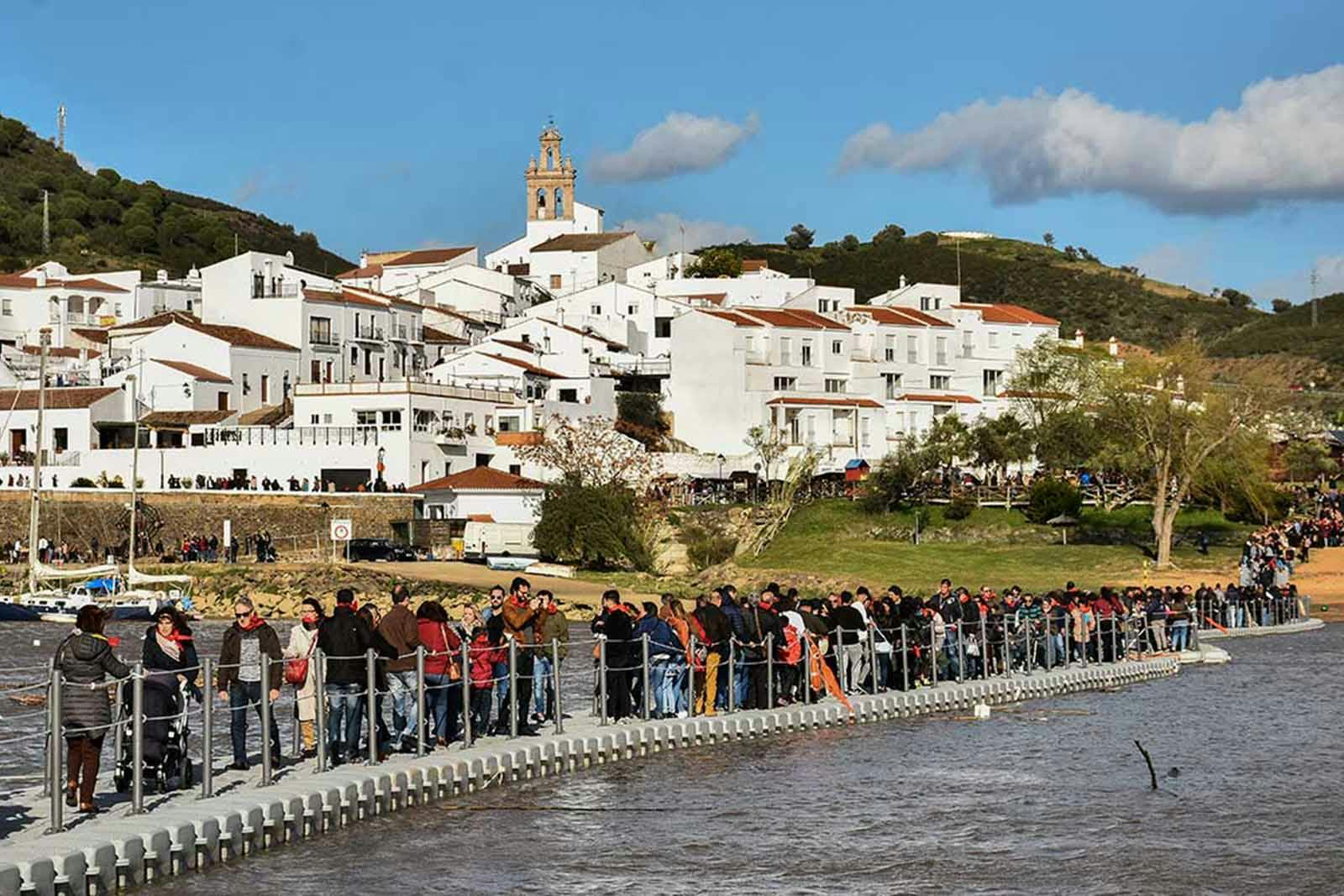 Les visiteurs de la fête de la contrebande traversant le fleuve Guadiana.