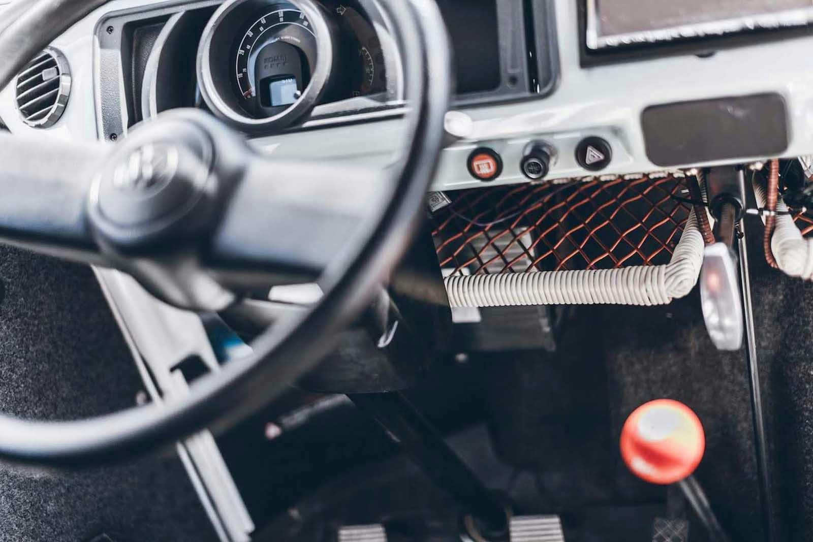 Intérieur du bus VW vintage et long levier de vitesse.