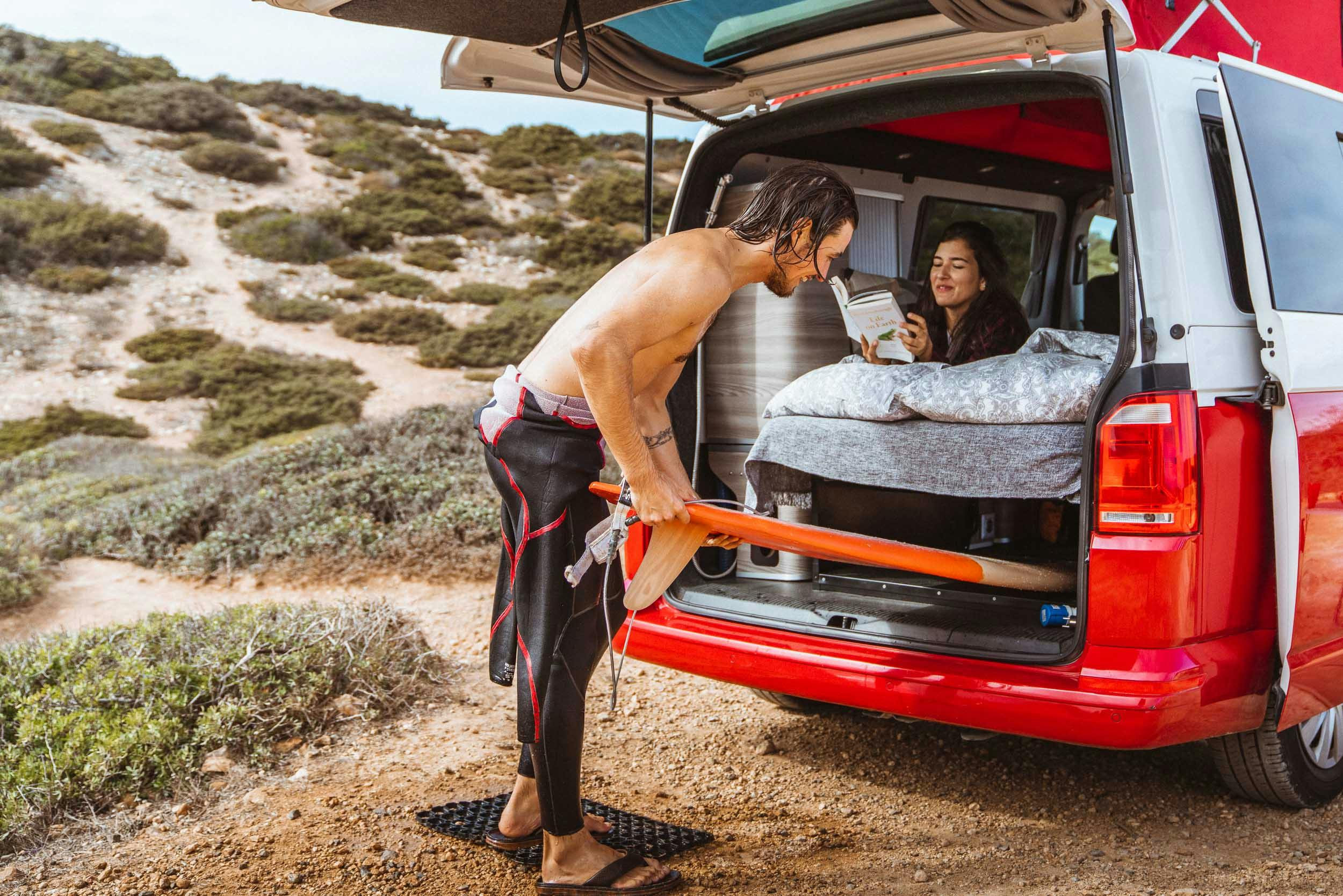 El conforto y espacio ideal para viajar en pareja y de tabla de surf en mano