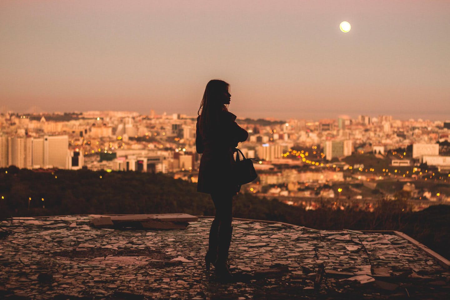 Mujer viendo el atardecer desde el parque de Monsanto.