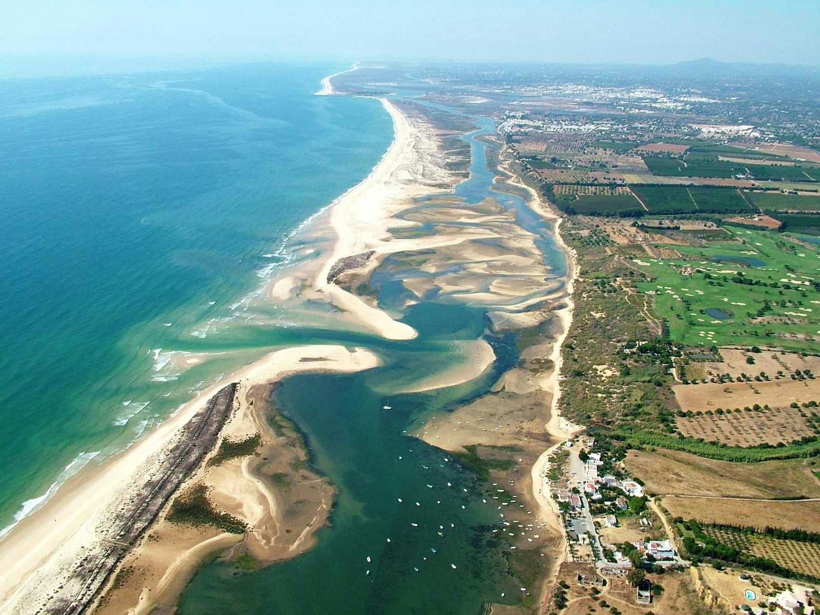 Vista aérea de uno de los mejores campings de Portugal cerca de Ria Formosa.