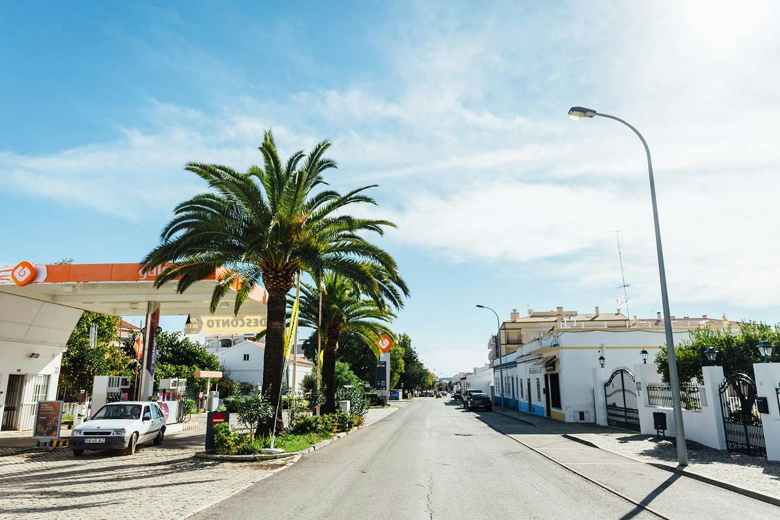 Ville portugaise typique touchée par le camping sauvage.