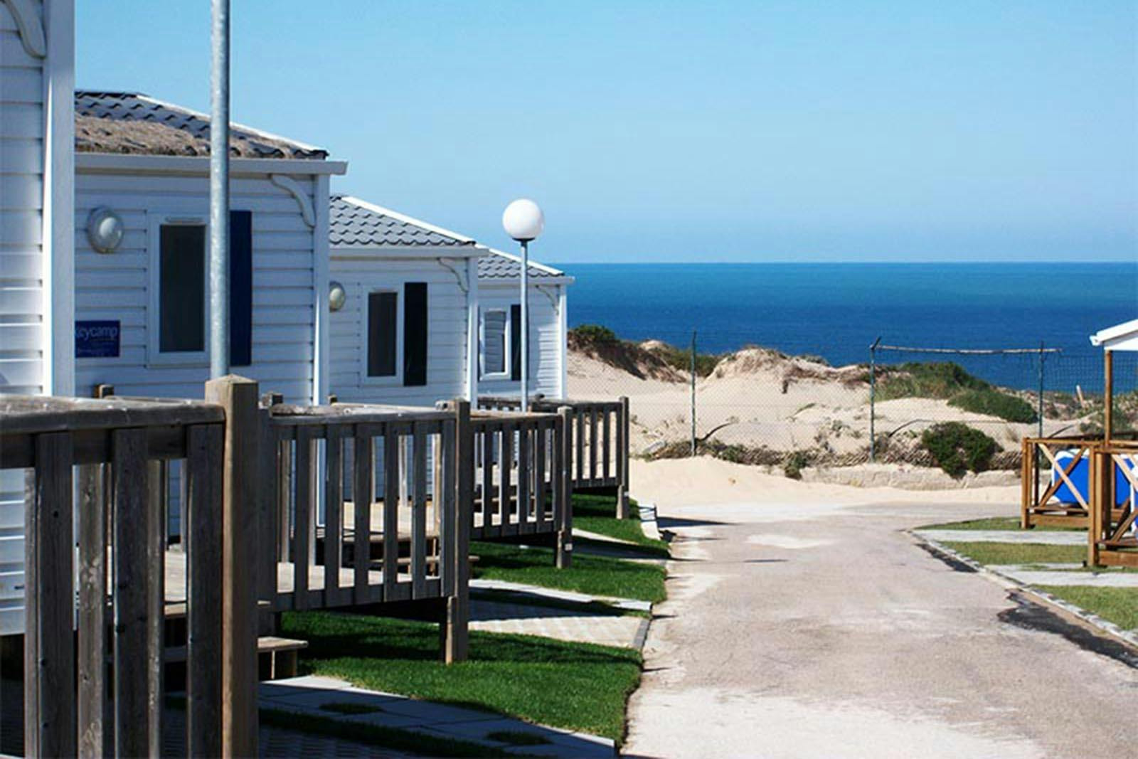 Campingplatz mit Blick auf den Atlantik und den Strand von Guincho in Portugal.