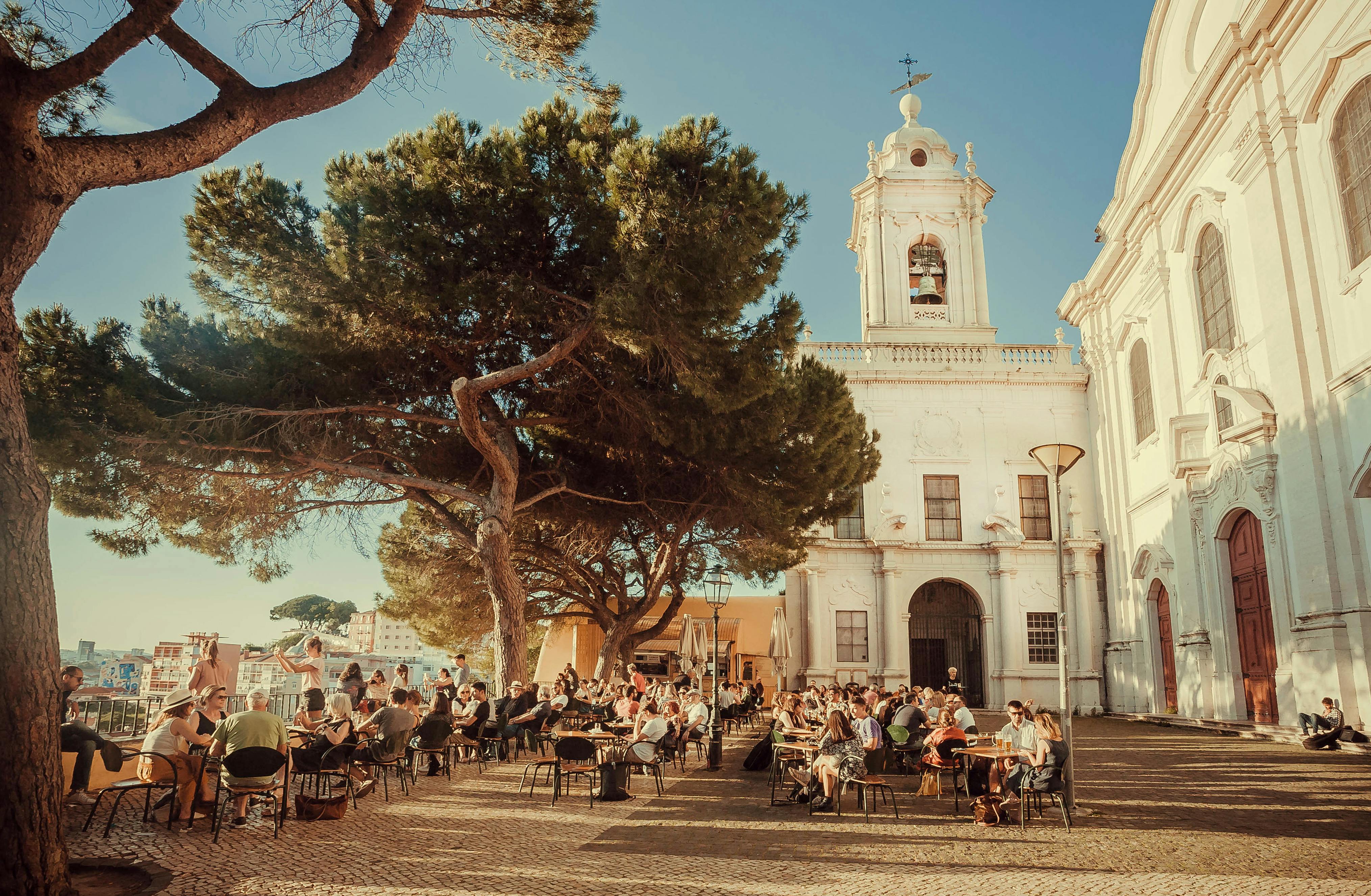 Lisboa é uma cidade cheia de encanto do velho mundo e de espaços animados