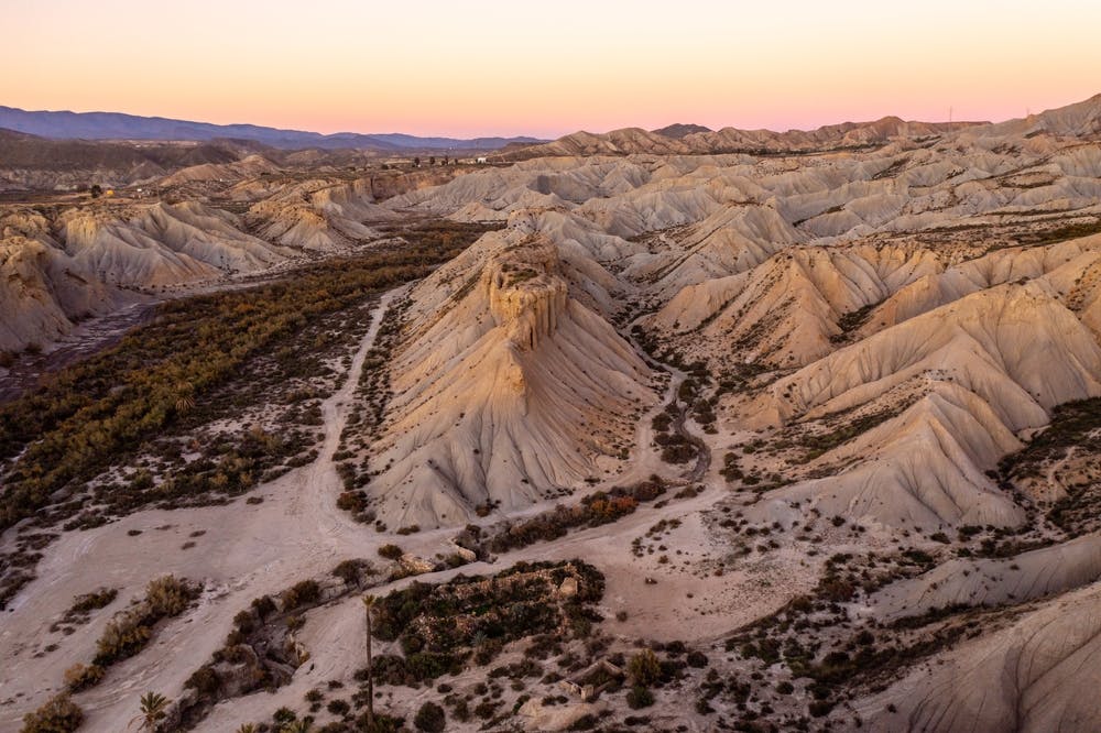 O Deserto de Tabernas situa-se no sopé da Serra Nevada e oferece muitas rotas de ciclismo para ciclistas de todos os níveis.