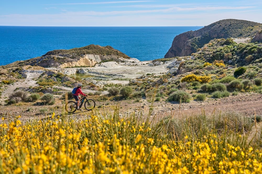 Un ciclista recorre un sendero en el parque natural volcánico de Cabo de Gata, en la Costa del Sol (Andalucía).