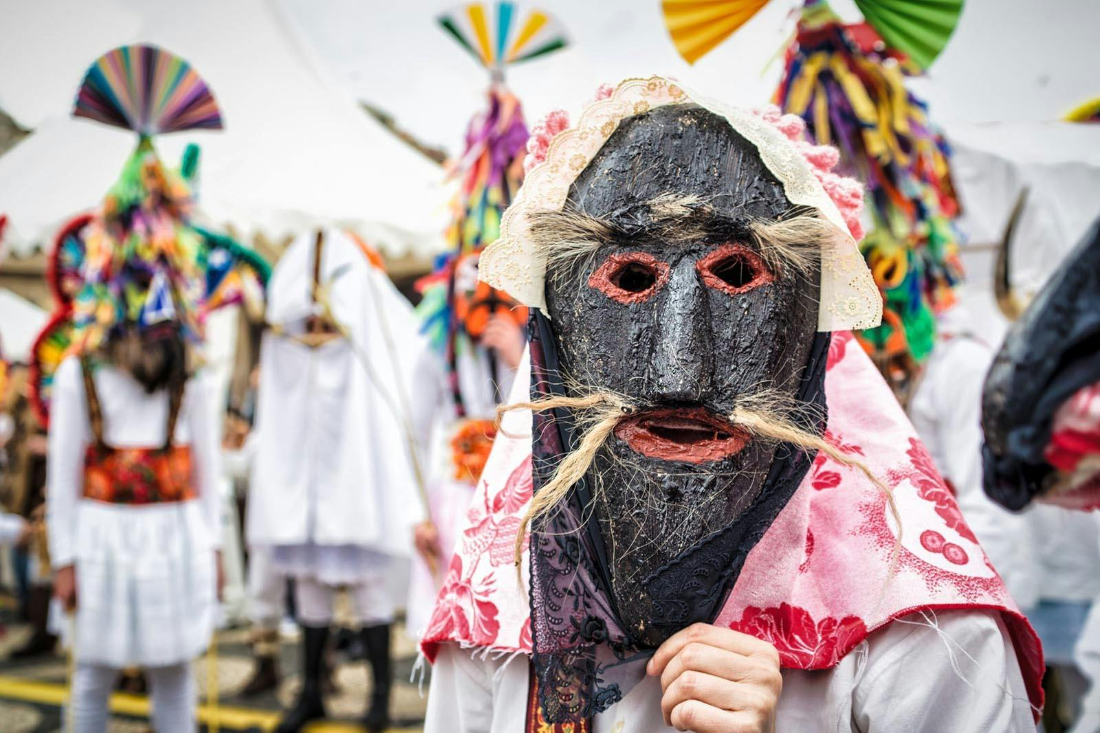 Maskerter Teilnehmer bei einem der wichtigsten portugiesischen Ereignisse, dem iberischen Maskenfest in Lissabon.