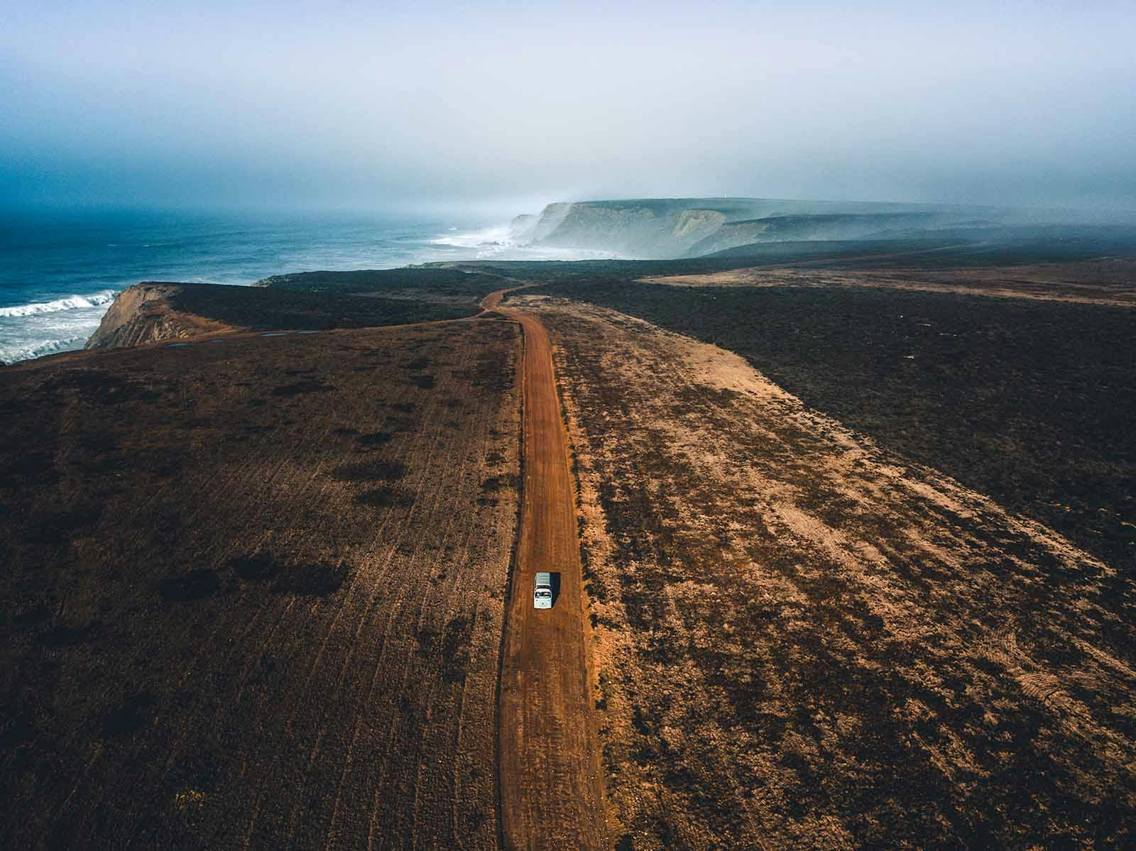 Viagem por estrada de autocaravana da costa oeste de Portugal. Melhores praias, locais secretos e experiências autênticas.