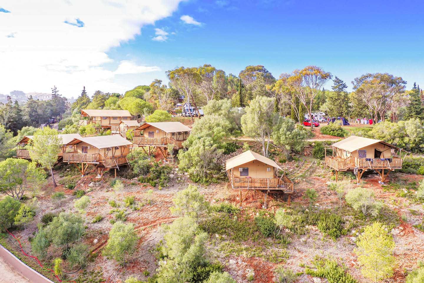 Luftaufnahme von Salema Eco Camp, dem besten Campingplatz an der Algarve.