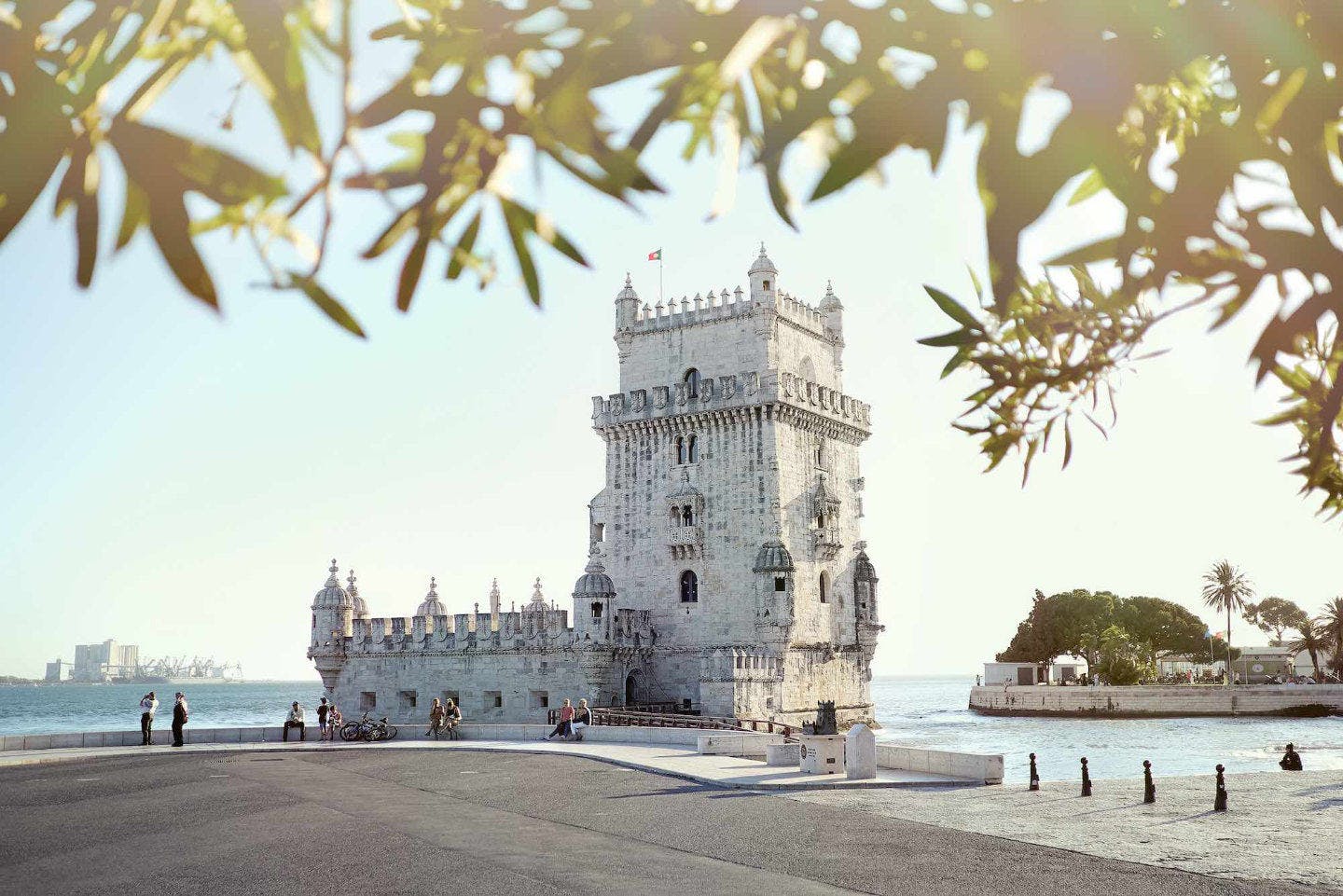 Viendo el atardecer en la Torre de Belem, la fortaleza del siglo XVI de Lisboa.