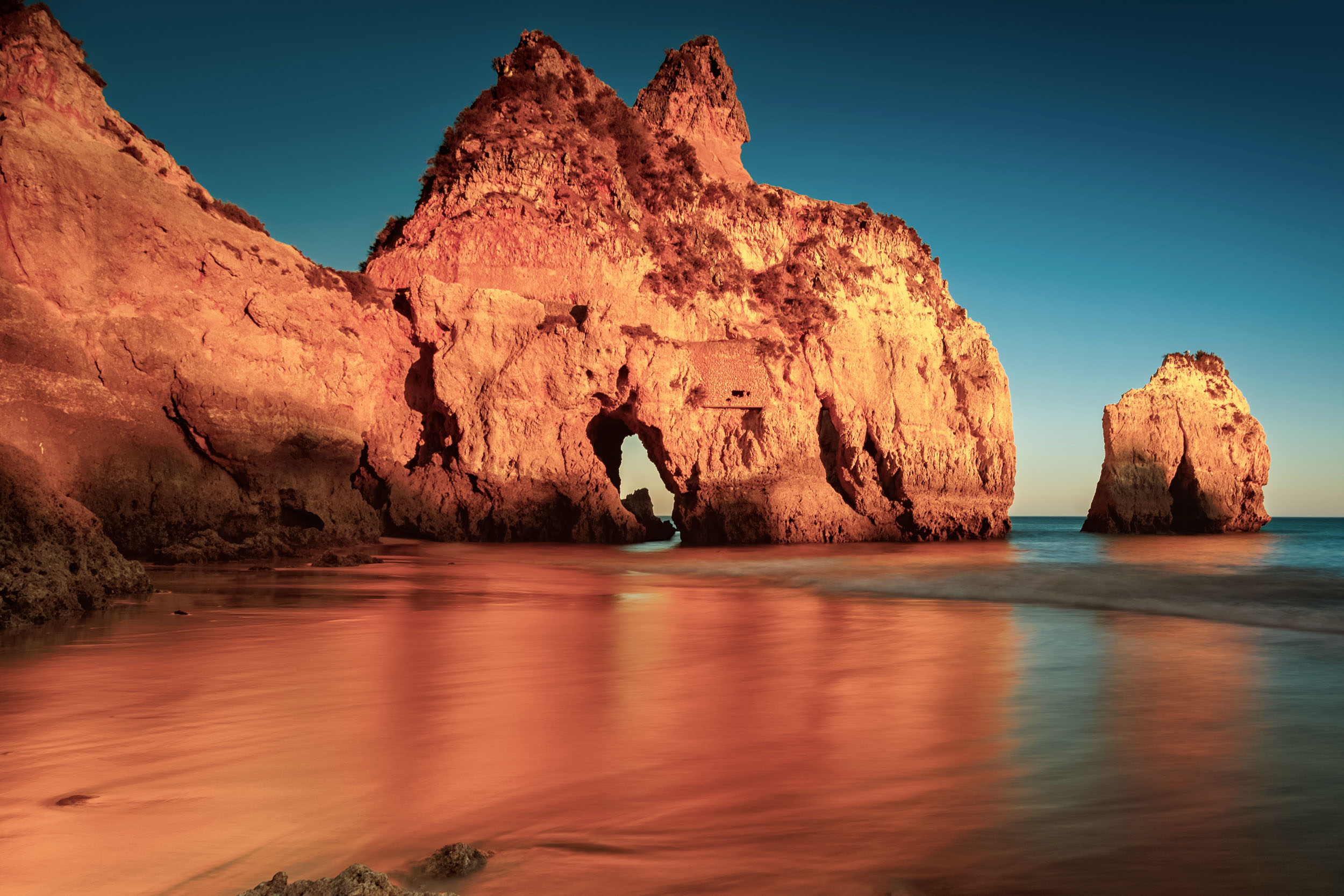 La location de van aménagé à Faro vous rapproche de la côte accidentée de l'Algarve.