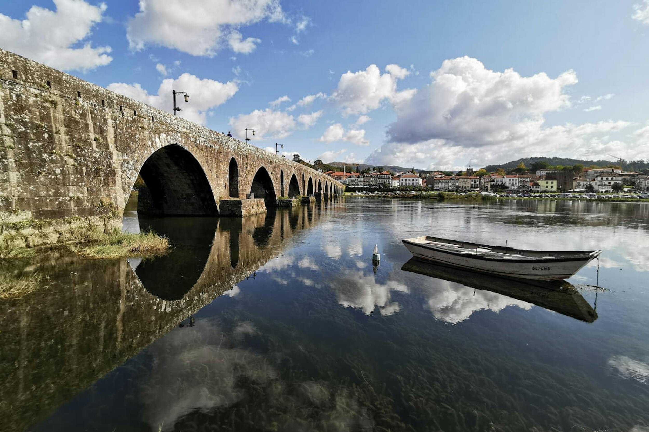 Blick auf eine alte Brücke über einen Fluss im Norden Portugals.