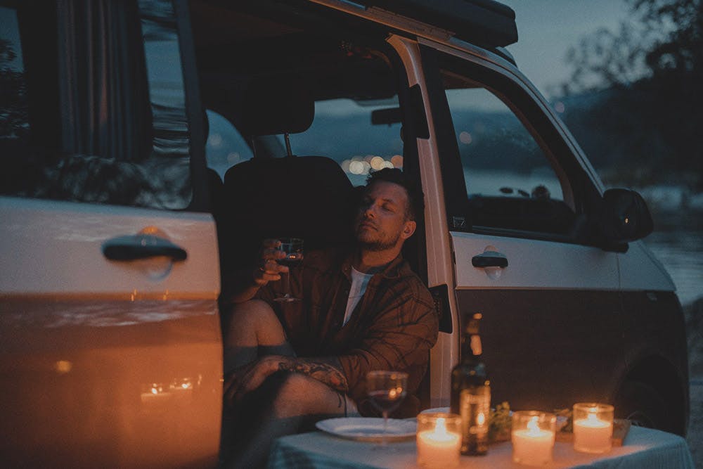 Turista a apreciar um vinho produzido de forma sustentável em Portugal.