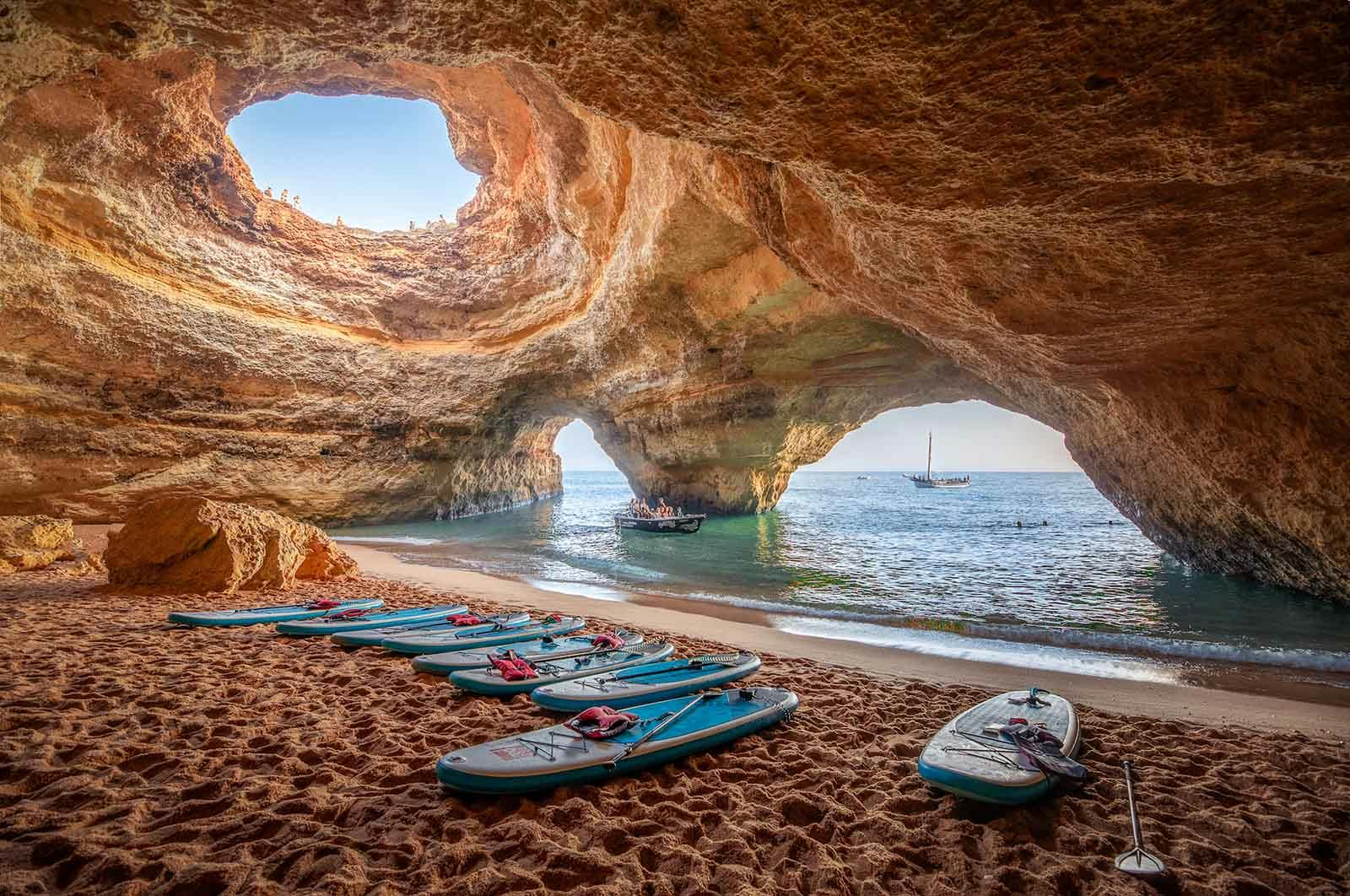 Kayak a las cuevas de Benagil al amanecer. Es una de las mejores cosas que hacer en el Algarve.