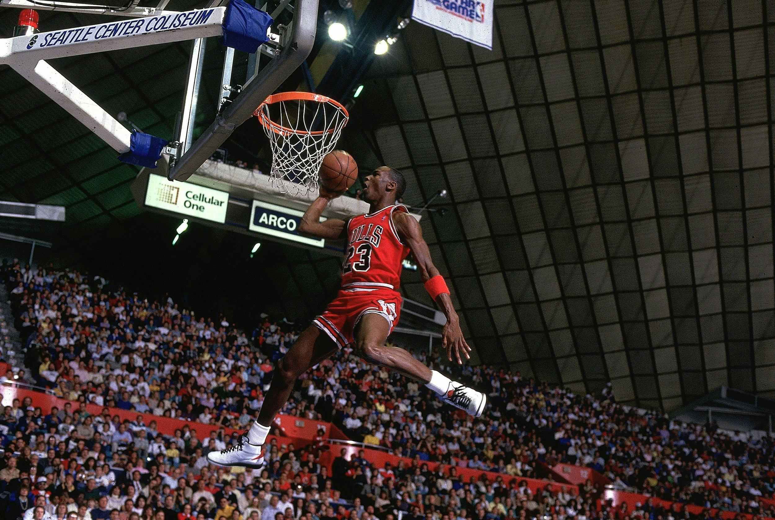 Micheal Jordan dunking