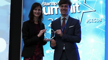 Mariya Gabriel handing the prize for Best Edtech Startup in Europe to Louis Havriliuc