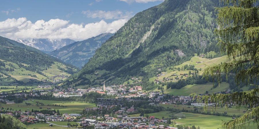 Panoramablick über Bad Hofgastein mit weitläufigen Grünflächen, Alpenkulisse und hochwertiger Wohnlage – präsentiert von Simon Immobilien.