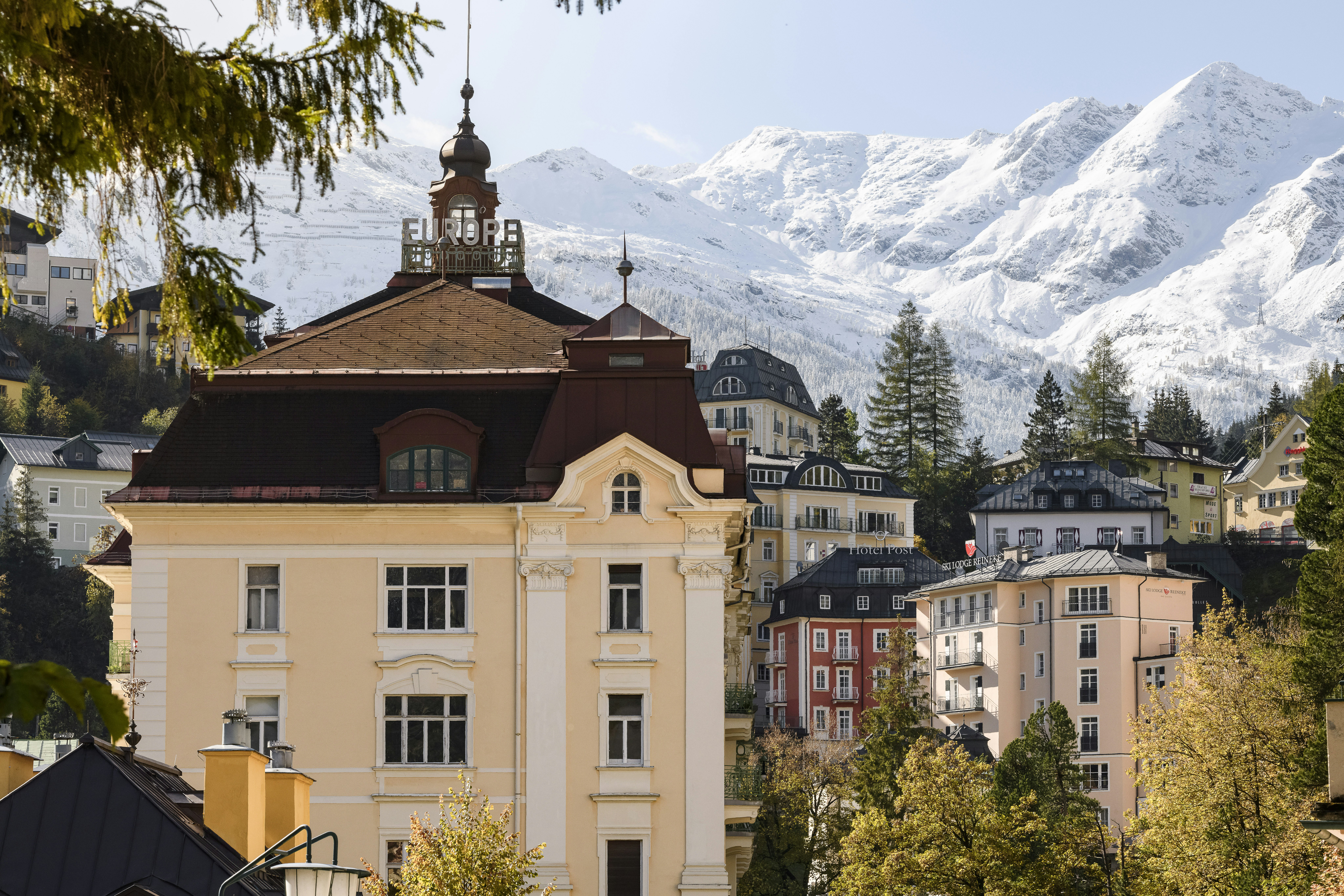 Historische Architektur in Bad Gastein vor schneebedeckter Alpenkulisse – eindrucksvolle Wohn- und Lebensqualität, präsentiert von Simon Immobilien.