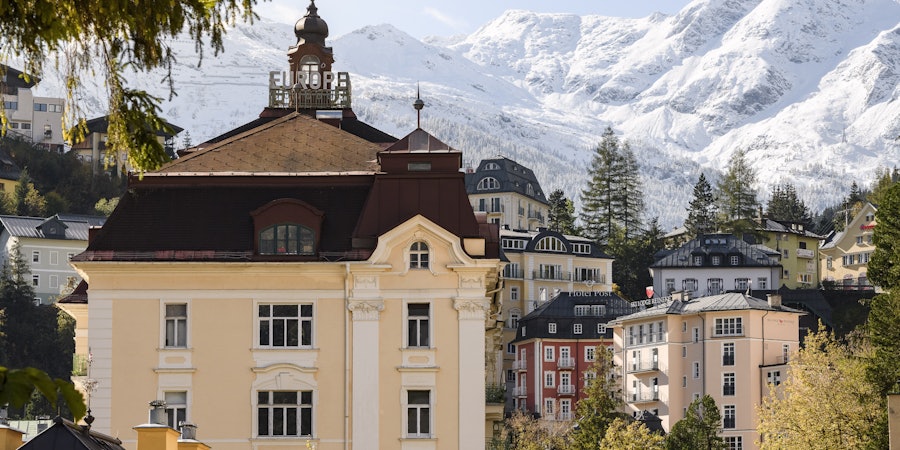 Historische Architektur in Bad Gastein vor schneebedeckter Alpenkulisse – eindrucksvolle Wohn- und Lebensqualität, präsentiert von Simon Immobilien.