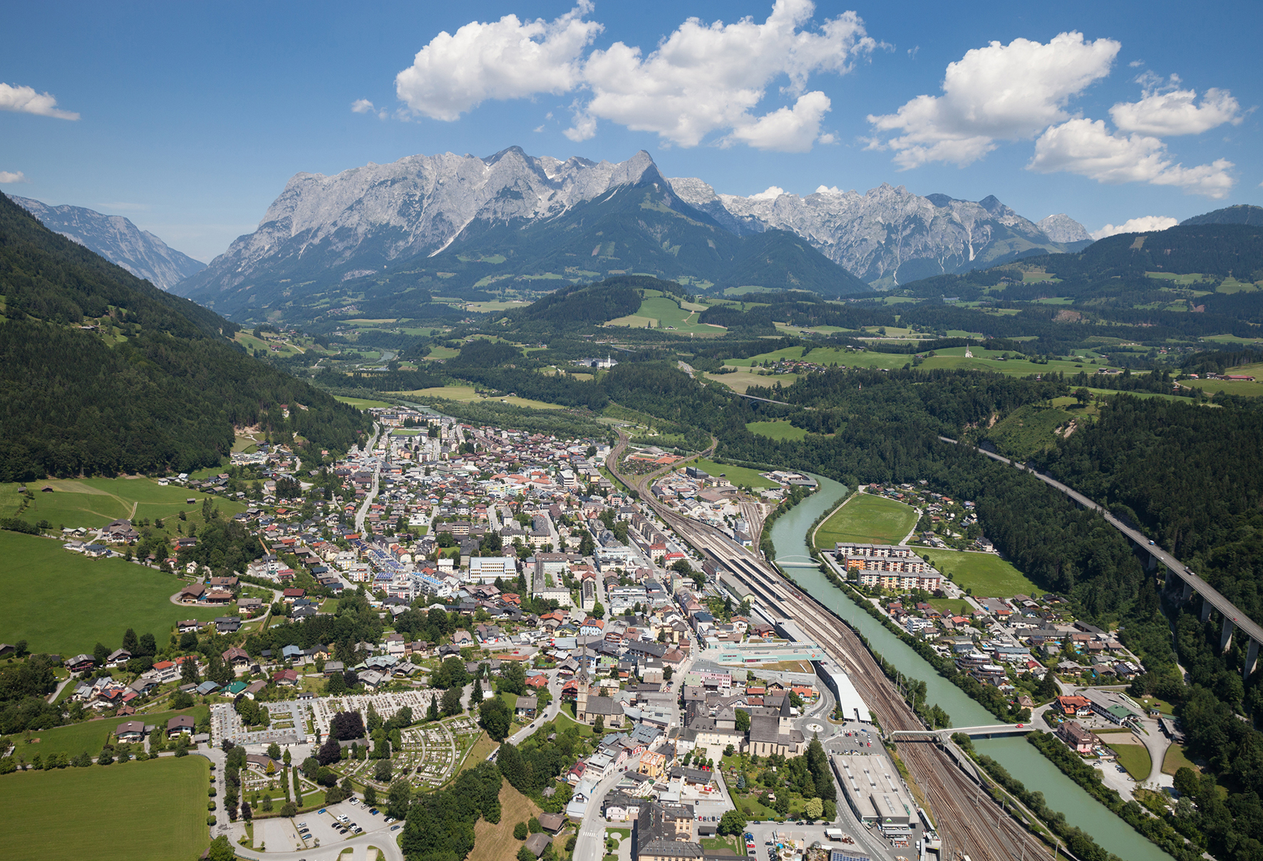 alpine Stadt im Herzen des Pongaus, bekannt für Wintersport, Natur und hohe Lebensqualität.