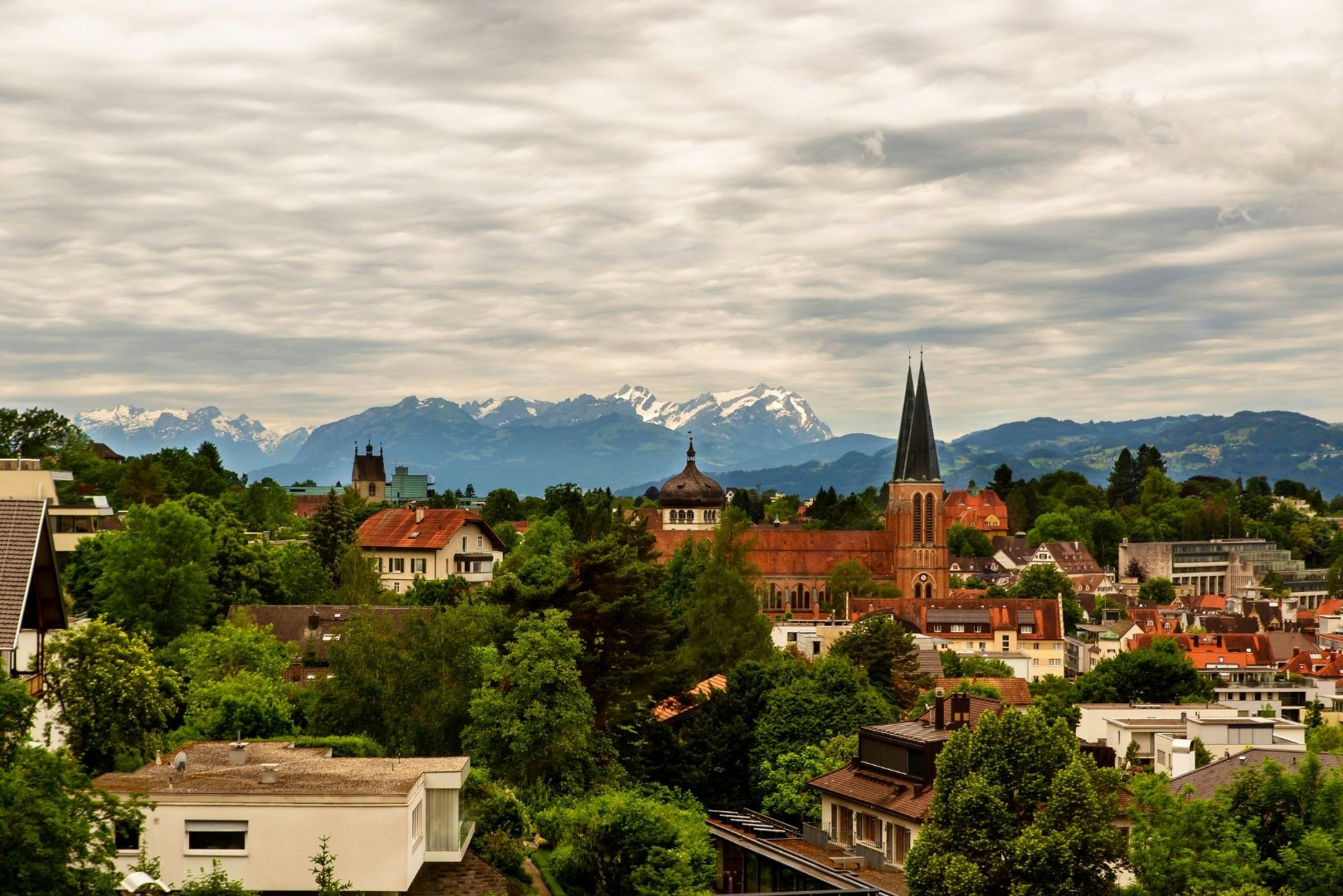 Stadt am Bodensee mit einzigartiger Seepromenade, Kultur und Alpenblick.