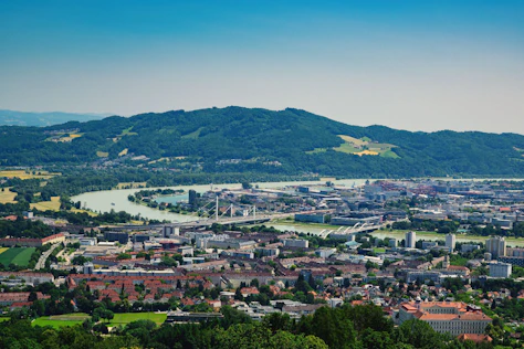 moderne Kultur- und Industriestadt an der Donau.