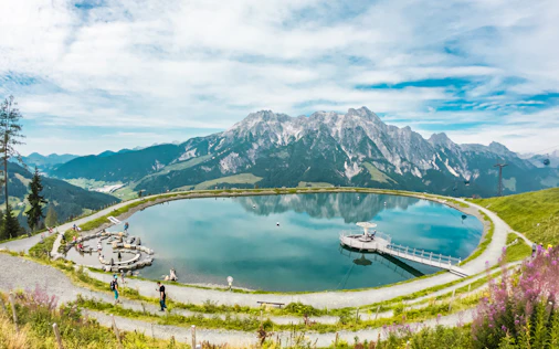 Panoramablick auf Kaprun mit dem Zeller See im Vordergrund und den Alpen mit dem Kitzsteinhorn im Hintergrund.