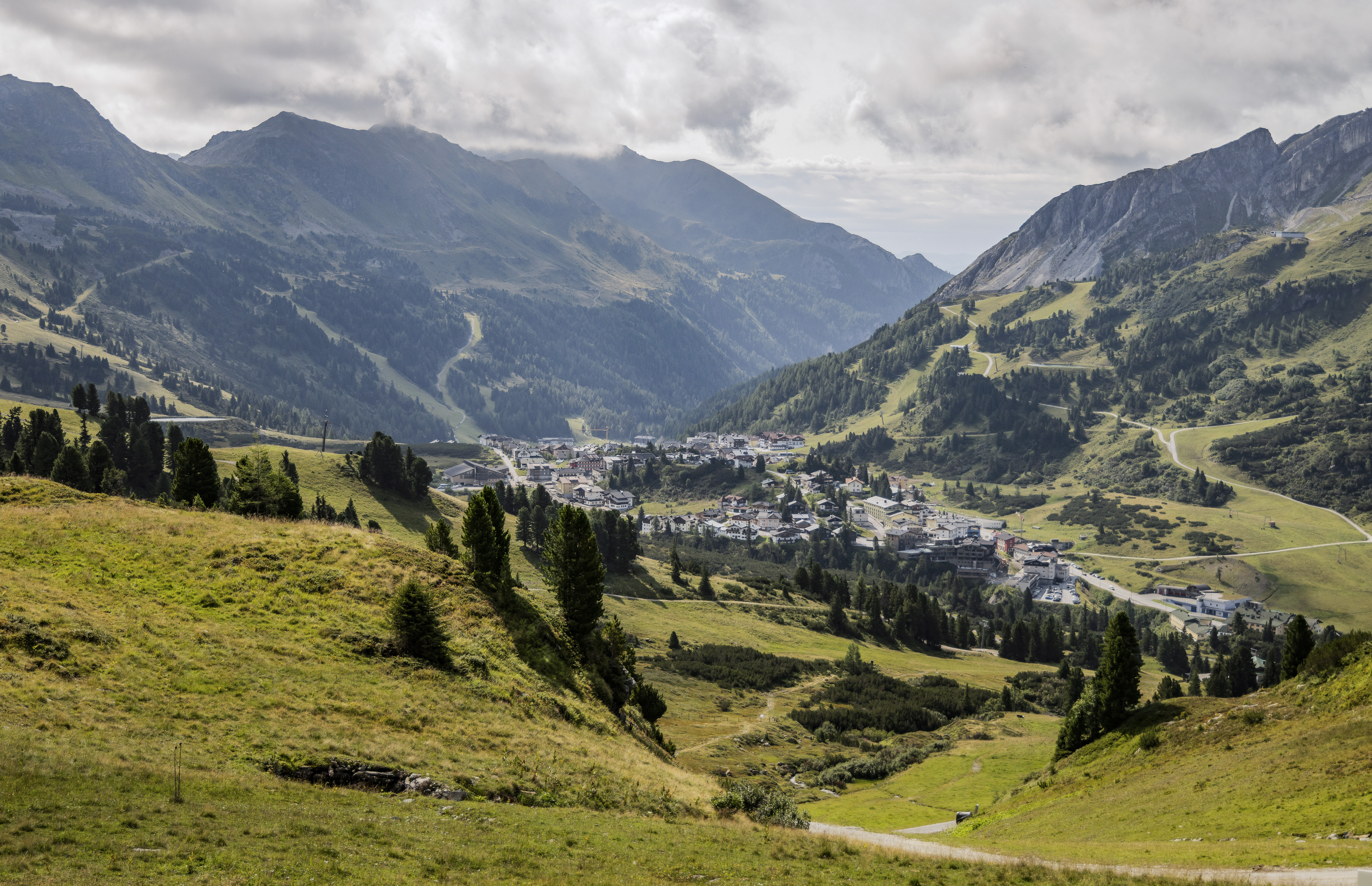 Gentle alpine meadows set against a breathtaking mountain backdrop reveal the charming village of Obertauern – a place where tranquility, nature, and an exceptional alpine lifestyle come together.