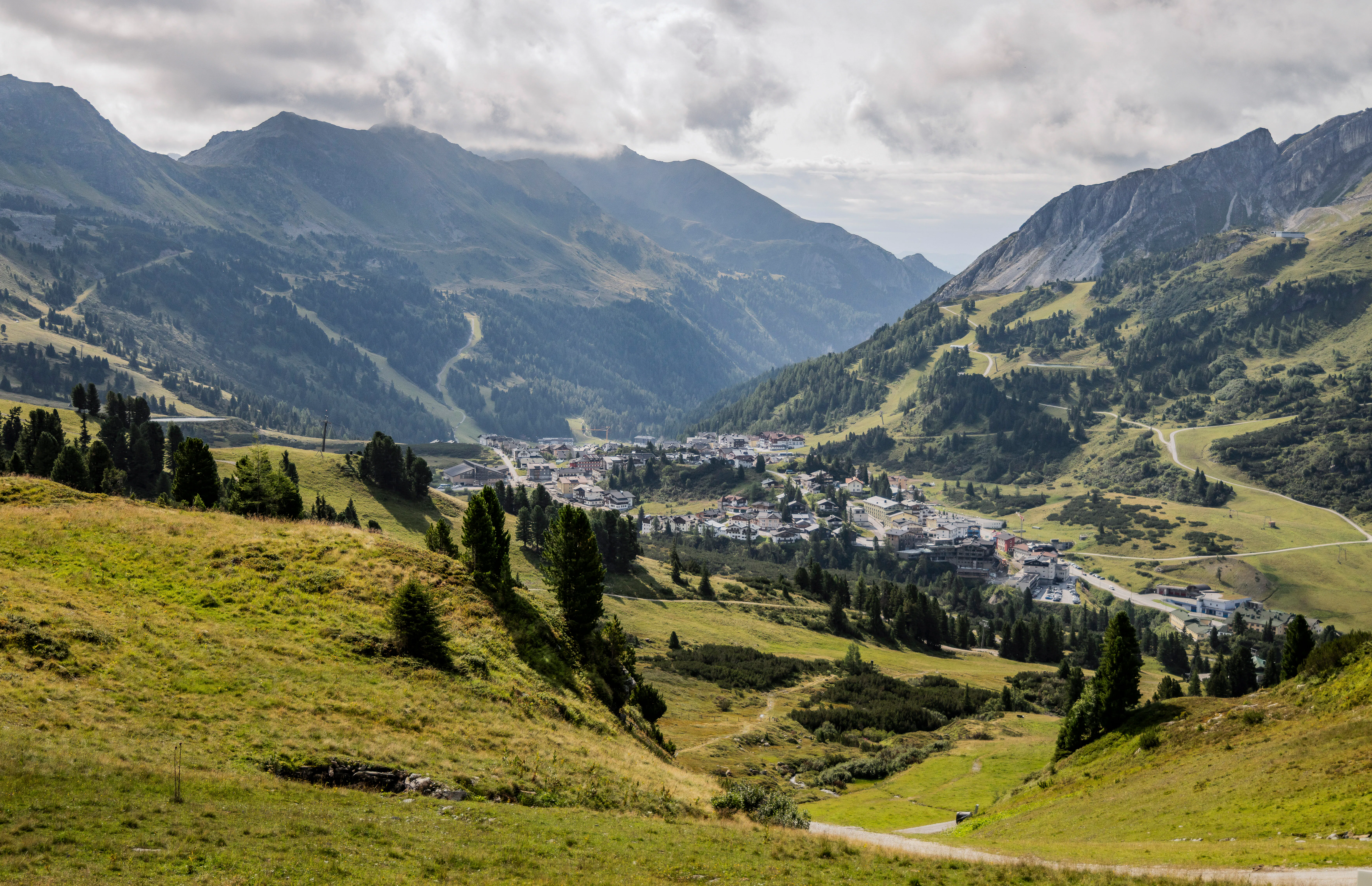 Gentle alpine meadows set against a breathtaking mountain backdrop reveal the charming village of Obertauern – a place where tranquility, nature, and an exceptional alpine lifestyle come together.