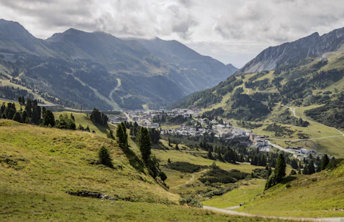Gentle alpine meadows set against a breathtaking mountain backdrop reveal the charming village of Obertauern – a place where tranquility, nature, and an exceptional alpine lifestyle come together.